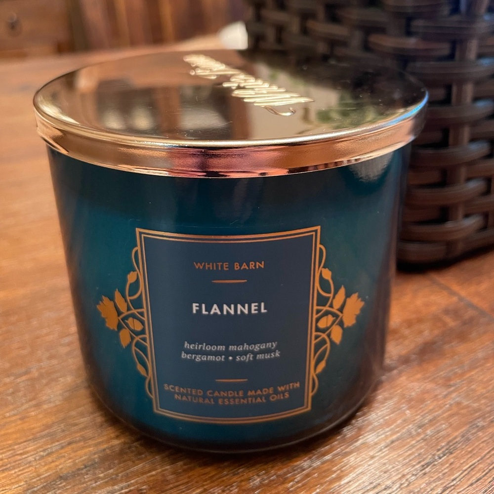 New White Barn ‘Flannel’ scented candle  14.5oz